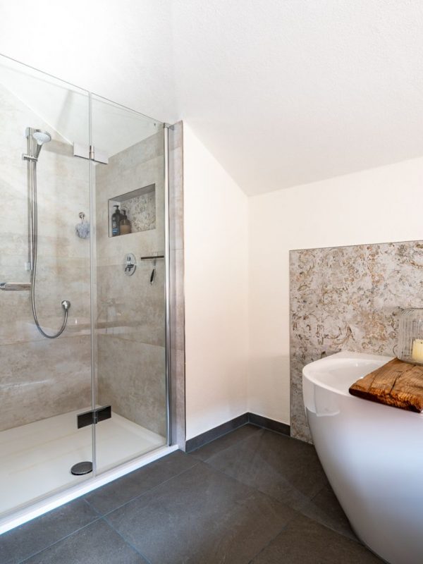Badsanierung im Dachgeschoss mit Badewanne im Raum Schlitz 1