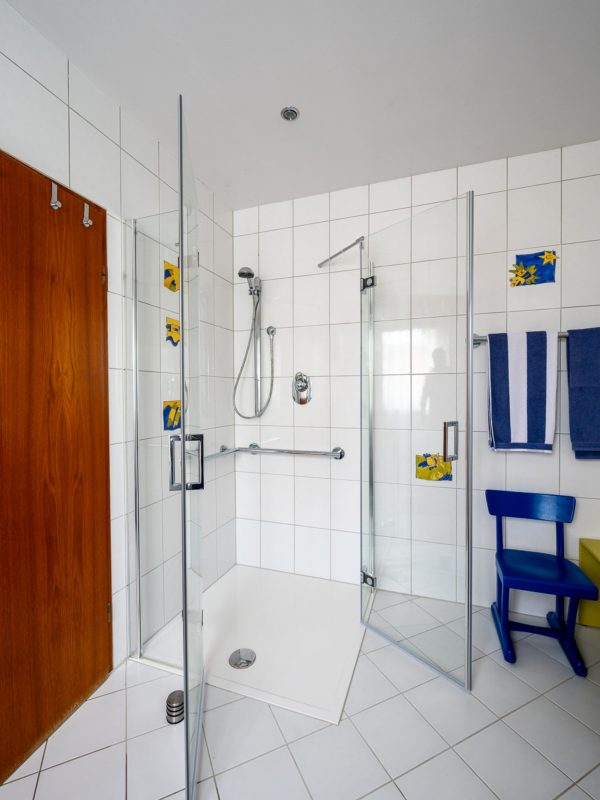 Barrierefreie Badsanierung mit einer Walk-In Dusche in Fulda 1