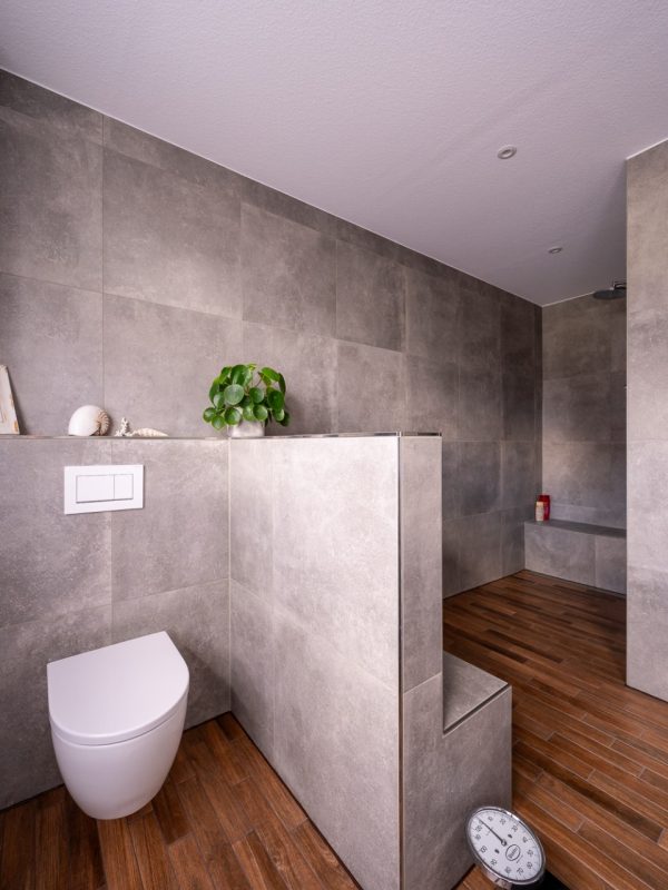 Barrierefreie Badsanierung mit großer bodengleicher Dusche in Großenlüder 2